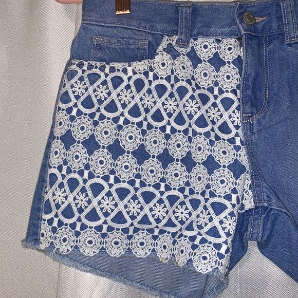 Old navy light wash lace cut off shorts - Picture 2 of 9